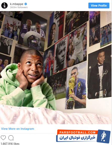 امباپه همان تصویر را اما با تفاوتی بزرگ منتشر کرده است؛ در این تصویر به جای پوسترهای رونالدو تصاویری از روزهای درخشان خود امباپه روی دیوار قرار گرفته است.