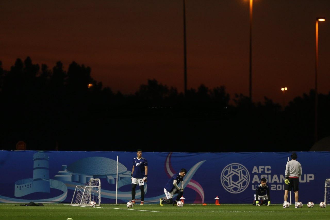 تمرینات تاکتیکی تیم ملی ایران پس از سفر به امارات، همواره از ساعت ۱۷ به بعد انجام گرفته که در این ساعت تیم ملی زیر آسمان سرخ رنگ ابوظبی تمرین می کند.