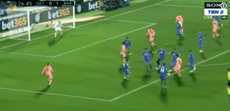 مسی در دقیقه 20 گل اول تیمش را به ثمر رسانده بود مسی در دقیقه 27 بازی توپ را در اختیار گرفت و با سرعت به سمت محوطه جریمه حرکت کرد.