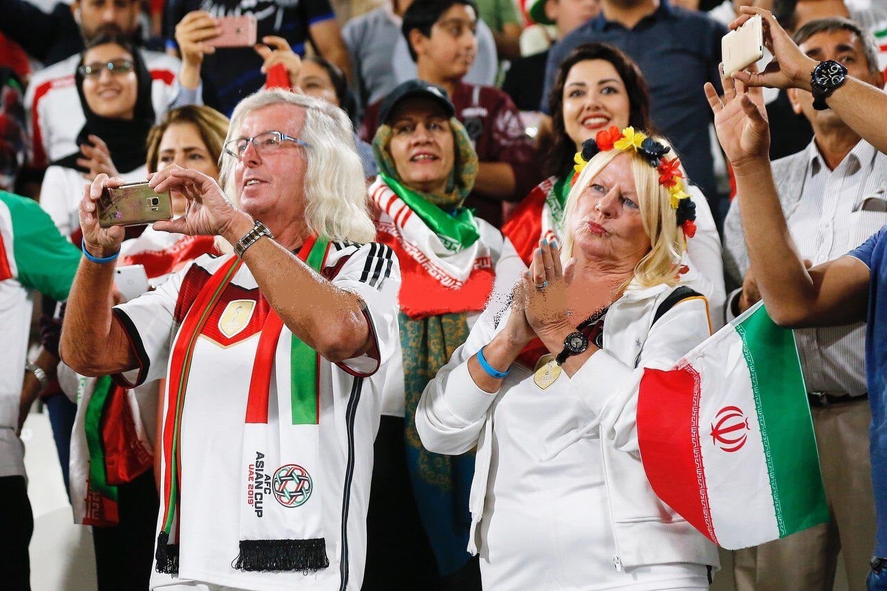 تیم ملی ایران در حالی مقابل یمن به برتری دست پیدا کرد که سکوهای ورزشگاه شیخ محمد بن زاید در اختیار هواداران تیم ملی ایران بود .