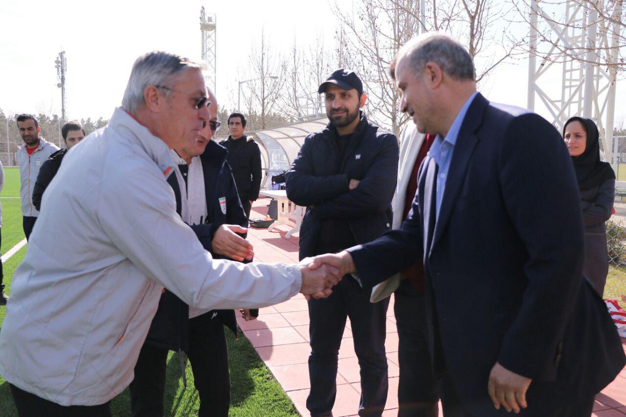 در همین فاصله مهدی تاج فرصت را غنیمت شمرد و امروز به تمرین تیم امید رفت مهدی تاج با اعضای کادر فنی و بازیکنان دیدار و گفتگو کرد.