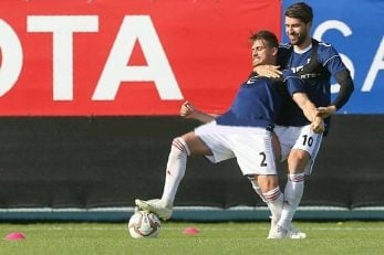 وریا غفوری سعی در پاس دادن توپ به بازیکنی دیگر دارد اما انصاری فرد که مامور مهار وریا غفوری است باید از این کار او ممانعت می کرد .