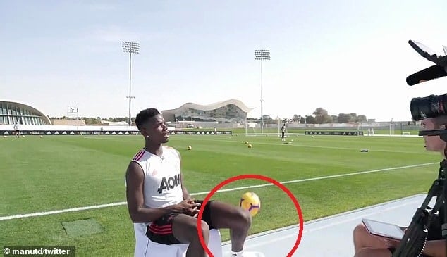 پوگبا در حال مصاحبه ای تصویری بود که به یکباره توپی به سمت او آمد اما واکنش سریع این بازیکن جالب توجه بود و پوگبا اجازه نداد این توپ به دوربین برخورد کند.