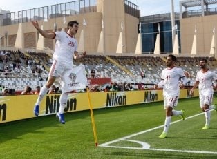 سردار آزمون موفق شد با ضربه سر دروازه تیم ملی ویتنام را باز کند سردار آزمون پس از ماه ها ناکامی حالا در سه بازی متوالی توانسته برای تیم ملی گلزنی کند.