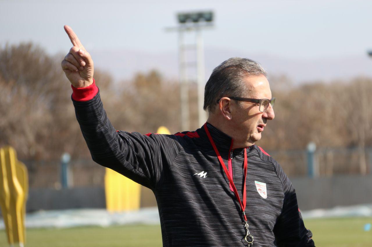 جورج لیکنز مربی بلژیکی که چند روزی است با تراکتورسازی قرارداد امضا کرده لیکنز هدایت سرخپوشان تبریزی را برعهده گرفته است، از روز گذشته کارش را آغاز کرد.