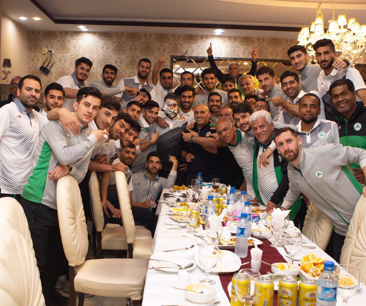 مسعود ابراهیم زاده مدافع چپ پای باتجربه تیم ذوب آهن 30 ساله شد و به همین خاطر اعضای تیم اصفهانی برای مسعود ابراهیم زاده جشن تولد گرفتند.