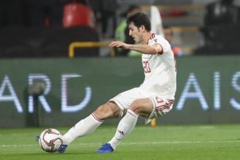 سردار آزمون با توپربایی فوق العاده خود موقعیتی ساده برای مهدی طارمی فراهم کرد و سردار آزمون با یک ضربه حساب شده گل اول و مهم ایران را وارد دروازه رقیب کرد.