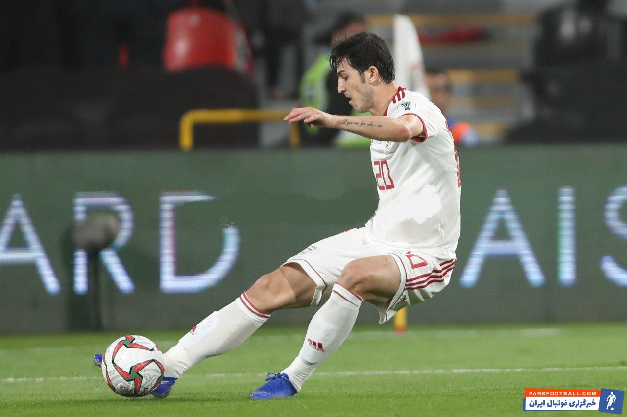 سردار آزمون با توپربایی فوق العاده خود موقعیتی ساده برای مهدی طارمی فراهم کرد و سردار آزمون با یک ضربه حساب شده گل اول و مهم ایران را وارد دروازه رقیب کرد.