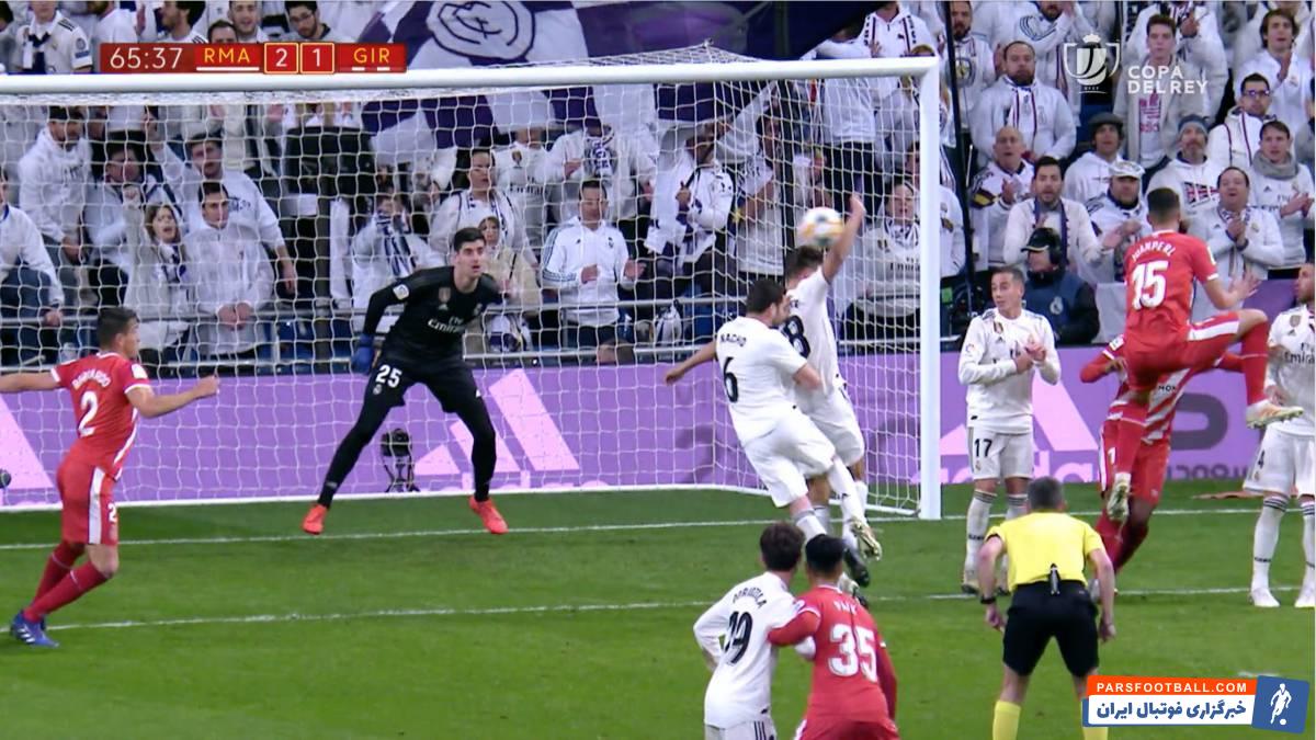 در جریان بازی دیشب رئال در یکچهارم نهایی کوپا دلری، پنالتی عجیب و غریبی که مارکوس لیورنته با خطای هند غیرلازم به خیرونا داد خبرساز شده است.