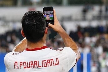 هواداران تیم ملی در ورزشگاه محمد بن زاید یک شب رویایی را رقم زدند در پایان بازی این بار نوبت بازیکنان تیم ملی بود که از زحمات هواداران این تیم تشکر کنند.