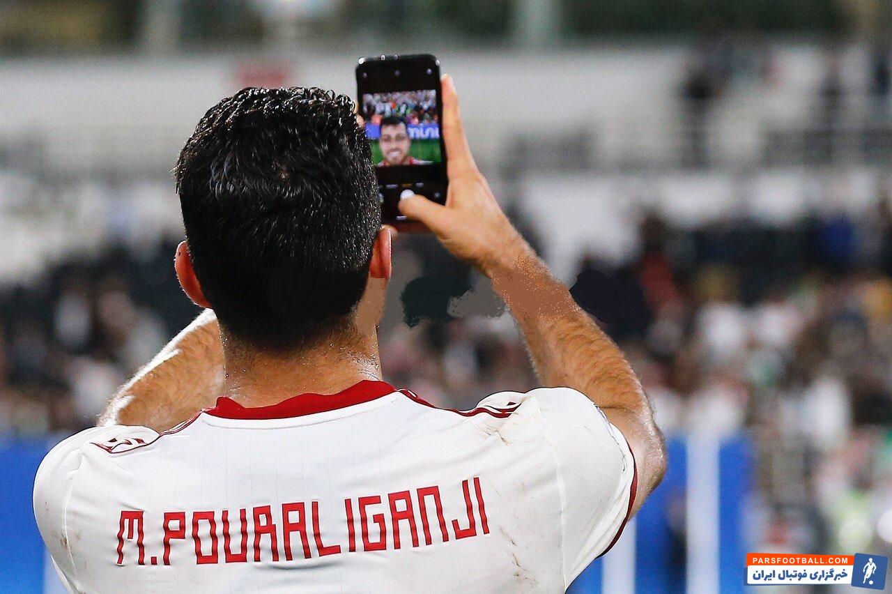 هواداران تیم ملی در ورزشگاه محمد بن زاید یک شب رویایی را رقم زدند در پایان بازی این بار نوبت بازیکنان تیم ملی بود که از زحمات هواداران این تیم تشکر کنند.