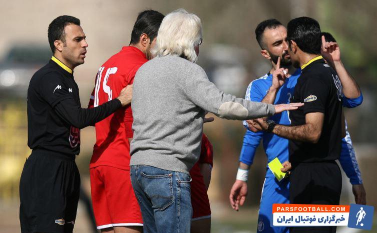 شفر سرمربی استقلال امروز در دقایقی از بازی با نساجی به شدت عصبانی شد در این بین فرزاد مجیدی سمت نیمکت استقلال رفت و شفر را دعوت به آرامش کرد.