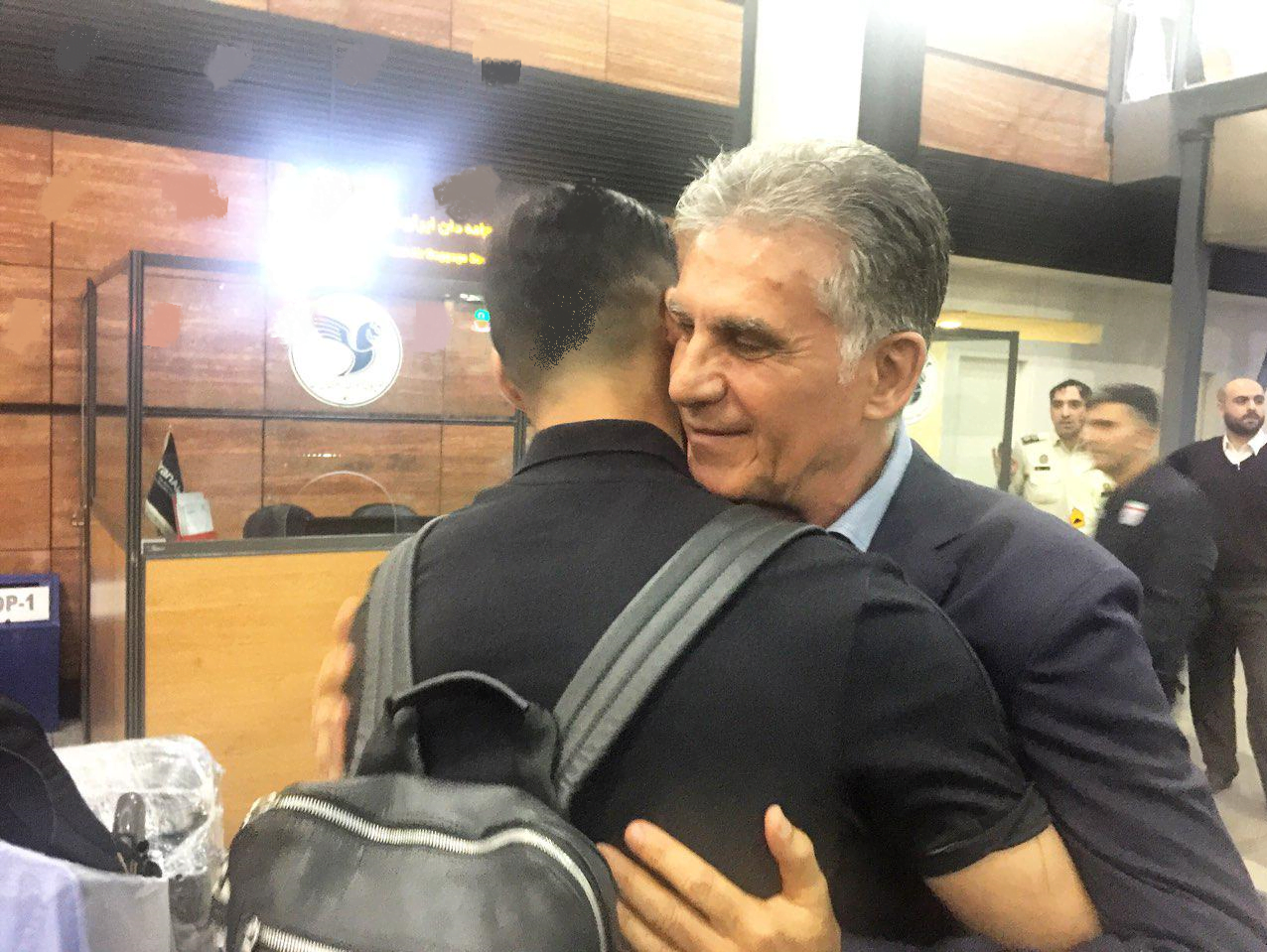 کارلوس کی‌روش سرمربی تیم ملی فوتبال ایران است کارلوس کی‌روش هنگام خداحافظی با بازیکنان در فرودگاه اشک در چشمانش حلق زد و گریه کرد.