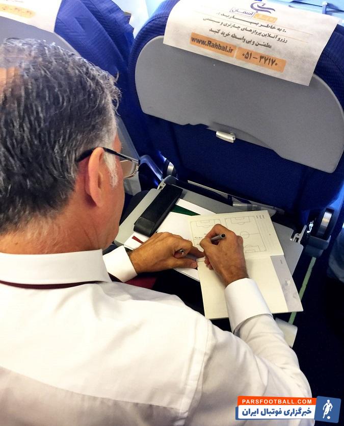 کارلوس کی روش سرمربی تیم ملی بعد از اینکه داخل هواپیما و در مکان خود مستقر شد کی روش برگه های کاری خود را برای آنالیز حریفان ایران آماده کرد.