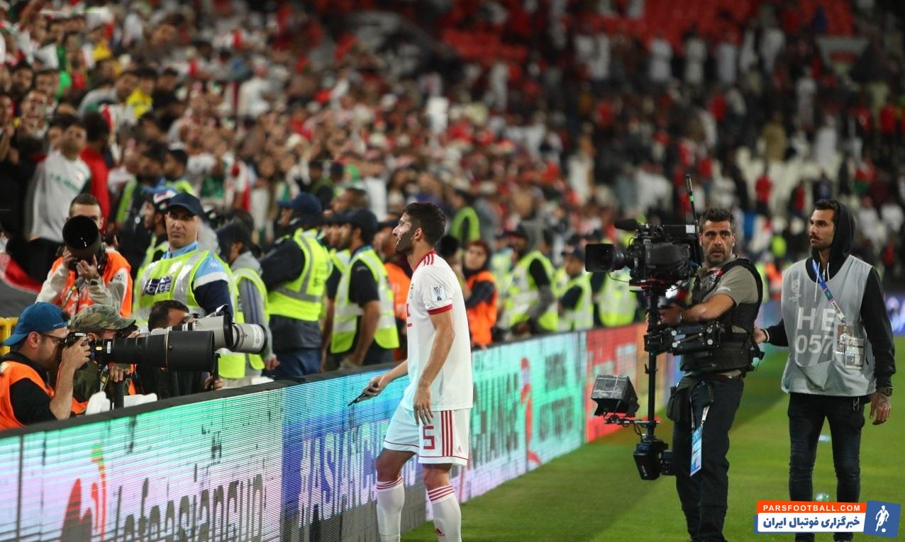 محمدی مدافع تیم ملی فوتبال ایران یک گوشی تلفن همراه به یکی از هواداران تیم ملی خسارت زد محمدی با علامت دست از هوادار تیم ملی عذرخواهی کرد!