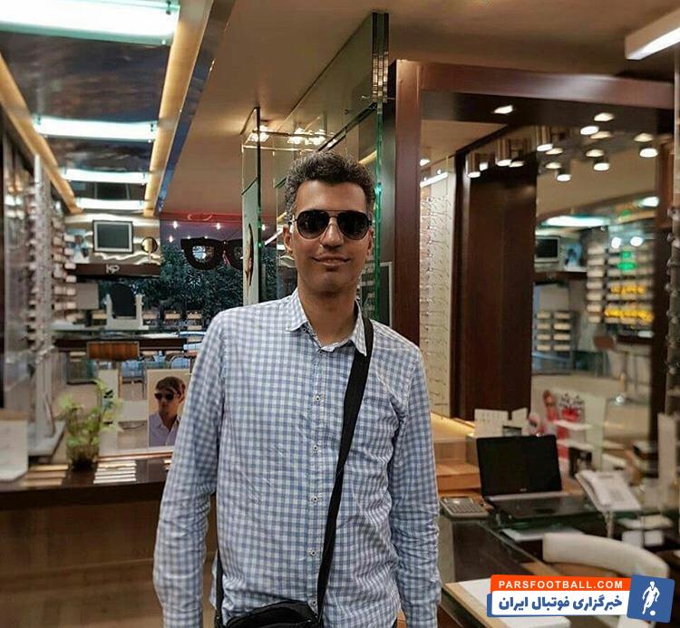 عادل فردوسی پور پس از کشوقوسهای فراوان با مدیران سیمای ملی در جام ملتها فقط دو بازی را گزارش کرده فردوسی پور حالا با تیپ جدیدی توسط عکاسان شکار شده است.