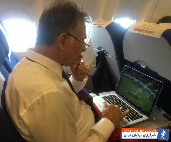 کی روش در راه امارات از فرصت استفاده کرد کی روش در هواپیما به آنالیز تیم ملی یمن رقیب ایران در اولین بازی جام ملت های اسیا 2019 پرداخت.