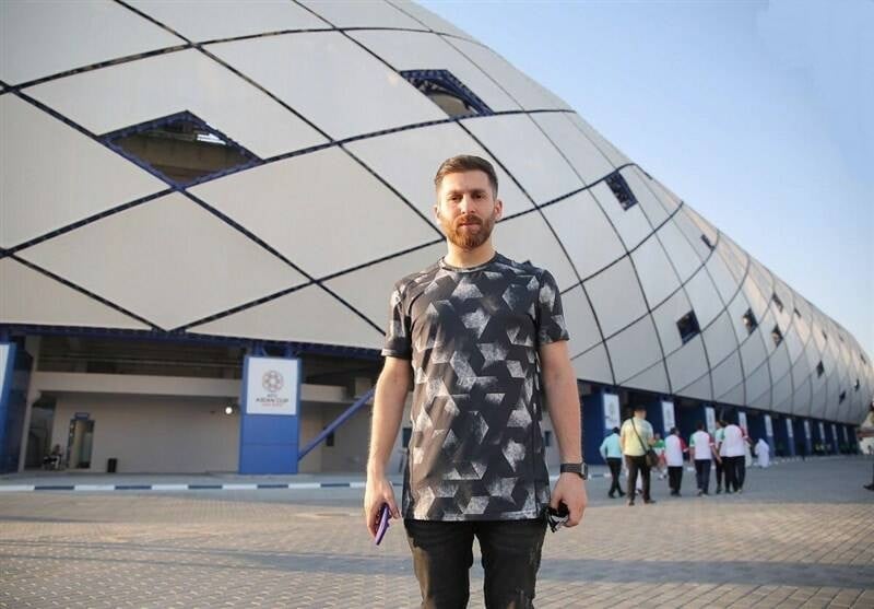 رضا پرستش بدل ایرانی لیونل مسی در ورزشگاه آلمکتوم دبی حاضر شده است رضا پرستش دیدار تیم ملی ایران و عراق را از نزدیک تماشا کرد.