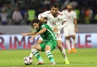 تیم ملی عراق همام طارق با وحید امیری یار مقابل یکدیگر بودند تصویری از جدال همام طارق ملی پوش عراقی تیم فوتبال استقلال با وحید امیری بازیکن تیم ملی ایران می بنید.