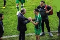 در پایان این بازی کارلوس کیروش با اغلب بازیکنان به خوش و بش پرداخت اما کیروش استقبال گرمی با یک بازیکن عراقی داشت.