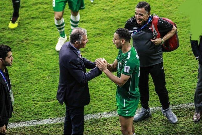 در پایان این بازی کارلوس کیروش با اغلب بازیکنان به خوش و بش پرداخت اما کیروش استقبال گرمی با یک بازیکن عراقی داشت.