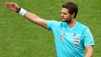 کریس بیت قرار است دیدار ایران و ژاپن را در نیمه نهایی جام ملت‌ها سوت بزند کریس بیت پیشتر دیدار بحرین- تایلند و لبنان - کره را سوت زده بود.