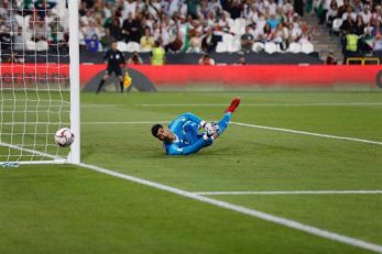 احمد مبارک محمد شیب بیرانوند با مهار پنالتی احمد ال‌مهاجری در دقیقه ۲ دیدار برابر عمان، بیرانوند نشان داد که لایق‌ترین میراث‌دار بزرگانی چون ناصر حجازی و احمدرضا عابدزاده است!