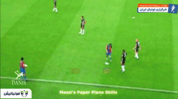 کلیپی از پرتاپ هواپیماهای کاغذی در زمین فوتبال در حین بازی های حساس