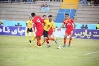 در نیمه دوم داور یک پنالتی روی حسین پورامینی برای پارس جنوبی نگرفته است در این صحنه بازیکن پارس جنوبی در موقعیتی خوب می توانست دروازه فولاد را باز کند.