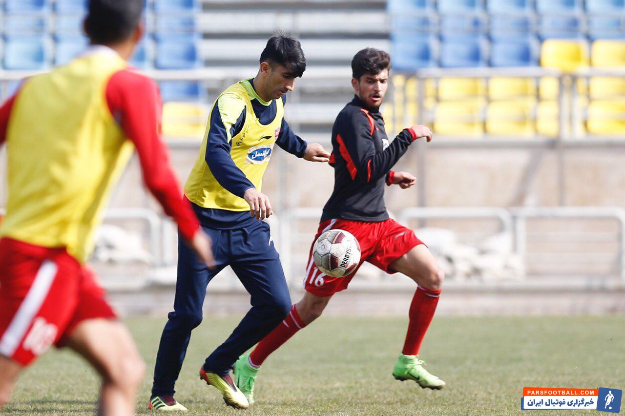 علیرضا بیرانوند پس از پایان بازی پدیده با شجاع خلیل زاده شوخی می کرد بیرانوند در تمرین هم به مهاجم تیمش تبدیل شد تا نشاط حداکثری را حاکم کند.