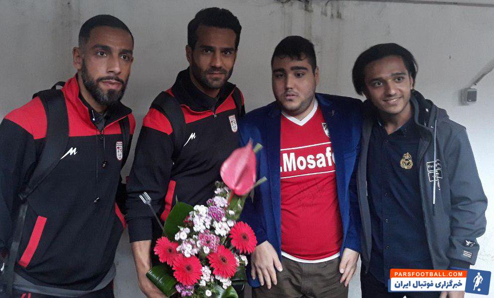 هوادار نابینای تیم نساجی مازندران برای شجاعی و دژاگه دسته گل برد شجاعی و دژاگه همچنین خواهان گرفتن عکسی به یادگار با این هوادار شدند.