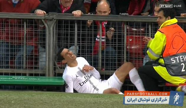 دی ماریا دیشب در ورزشگاه یونایتد هو شد، توسط اشلی یانگ به بیرون از زمین پرتاب شد، به سمتش بطری پرتاب شد، اما در نهایت دی ماریا به هواداران پوزخند زد.