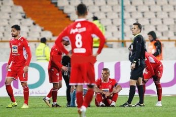 سیدجلال حسینی در صحنه‌ای غیر قابل تصور برای هواداران با برانکارد زمین را ترک کرد تا عصبانیت بر سیدجلال حسینی و استرس در هواداران این تیم غلبه پیدا کند.