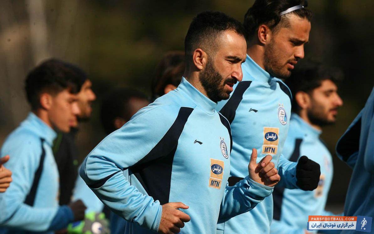 شجاعیان امیدوار است بتواند امروز نمایش بهتری نسبت به بازی با تراکتورسازی داشته باشد شجاعیان هافبک استقلال احتمالا امروز در میانه زمین به میدان می رود .