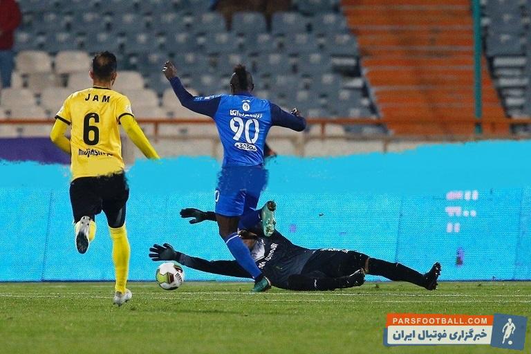 گادوین منشا مقابل پارس جنوبی جم می توانست اولین گلش برای استقلال را ثبت کند که احمدی سریعتر وباهوش تر از گادوین منشا عمل کرد.