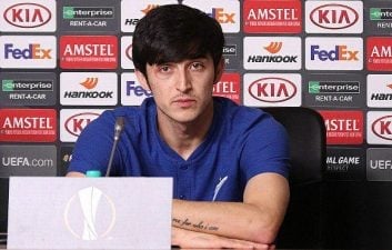 سردار آزمون ستاره زینت است سردار آزمون با حضور در کنفرانس خبری پیش از بازی با فنرباغچه در لیگ اروپا به سئوالات خبرنگاران روس حاضر در سالن پاسخ داد.