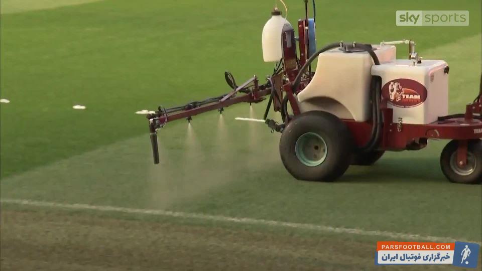 منچستریونایتد در خانه خود میزبان لیورپول خواهد بود و دیروز مسئولان منچستریونایتد برای بهبود چمن با استفاده از سیر طبیعی، چمن اولدترافورد را سمپاشی کردند.