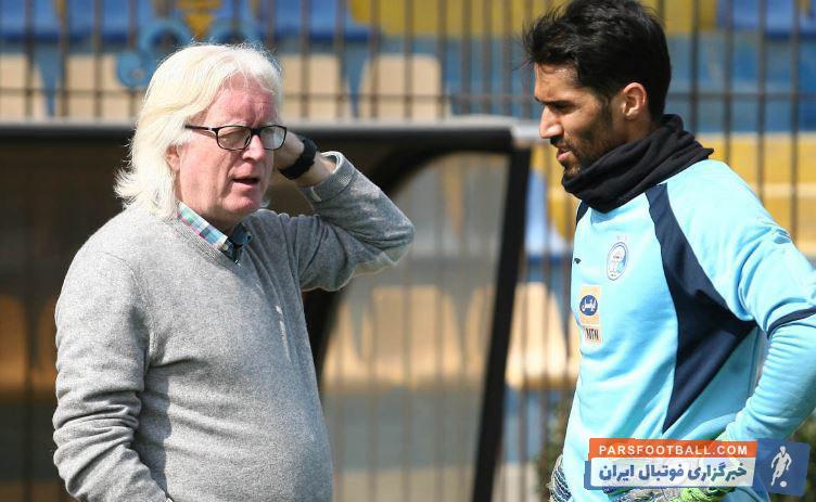 وینفرد شفر سرمربی استقلال در جریان بازی دوستانه تیمش برابر گل ریحان جلسه مهمی با حسین حسینی دروازه‌بان جوان آبی‌ها برگزار کرد.
