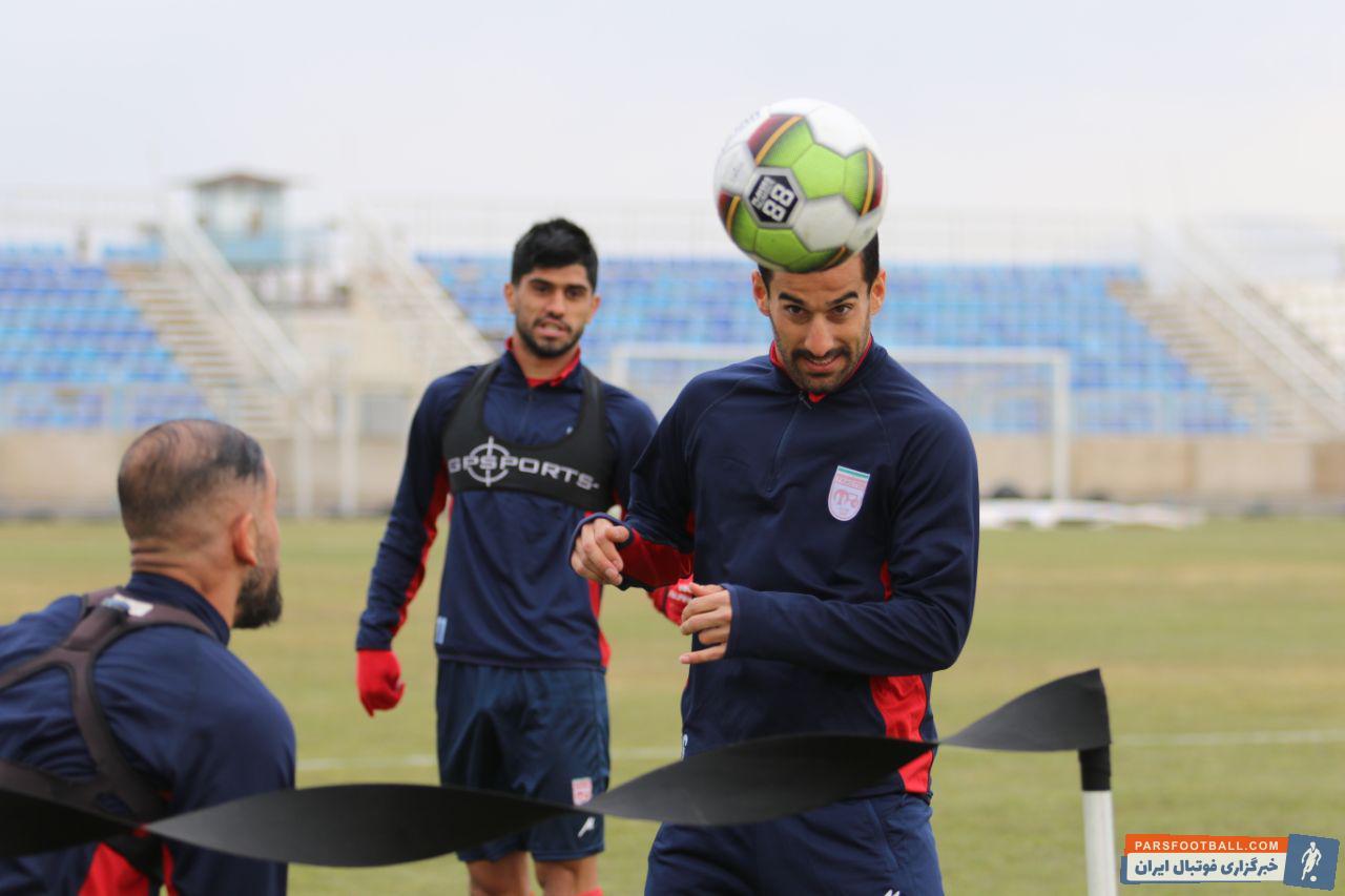 حاج صفی مدافع باتجربه تراکتورسازی برای تقابل با تیم امیر قلعه نویی انگیزه زیادی دارد یکی از تقابل های جالب میان احسان حاج صفی وامیر قلعه نویی شکل می گیرد.