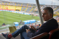 کارلوس کی روش ، سرمربی جدید تیم ملی کلمبیا در یک بازی لیگ برتر کلمبیا حضور پیدا کرد کی روش پنج شنبه گذشته رسما قراردادش را با فدراسیون کلمبیا امضا کرد.