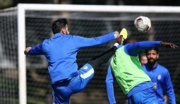پژمان منتظری مدافع با تجربه استقلال در ۳۵ سالگی همچنان از نظر بدنی آماده است. پژمان منتظری در تمرین استقلال آمادگی بدنی خود را به رخ مهاجمان جدید تیم کشاند.