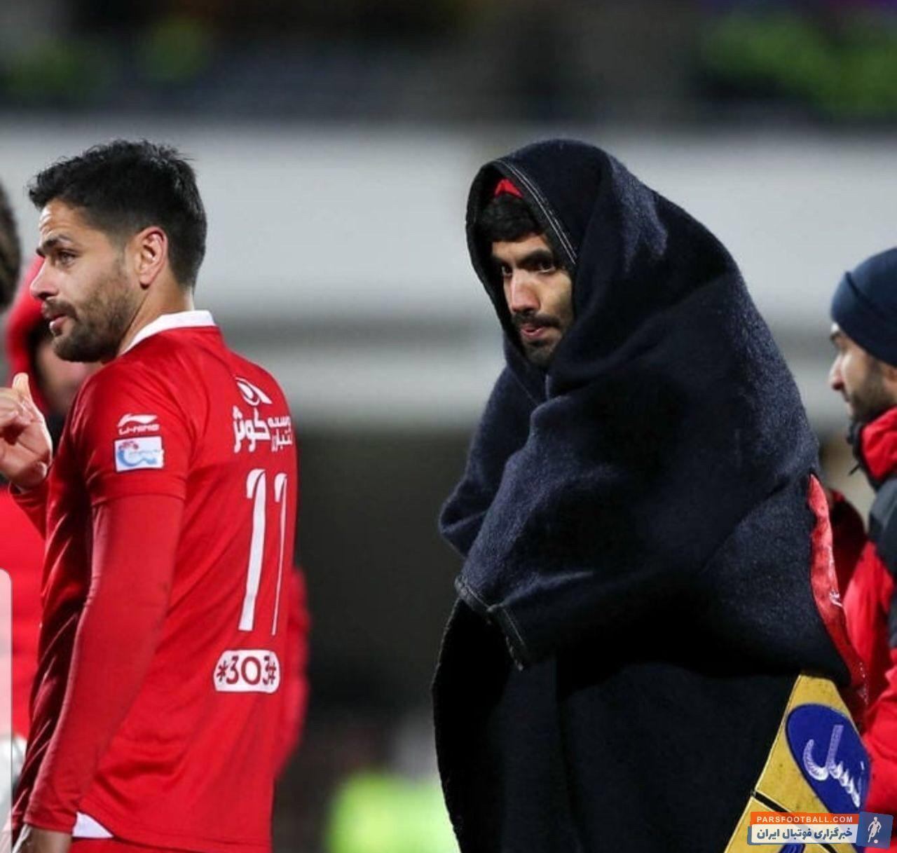 محمد انصاری مدافع محجوب تیم فوتبال پرسپولیس است محمد انصاری برای تماشای بازی با پدیده مشهد، با تیپ و قیافه جالبی در ورزشگاه آزادی حاضر شد.