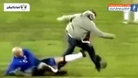 درگیری های عجیب بازیکنان فوتبال با تماشاگر ها در زمین فوتبال