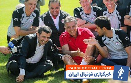 تصویری از کی روش و دریافت هدیه از احمدی نژاد