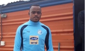 آیاندا پاتوسی که به تازگی به عضویت استقلال در آمده، یکشنبه برای نخستین بار در تمرین استقلال شرکت کرد آیاندا پاتوسی مورد استقبال بازیکنان و مربیان قرار گرفت.