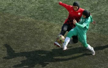 تماشای دیدار فوتبال بانوان شهرداری سیرجان - آذرخش تهران از پل عابر پیاده از سوی تماشاگران