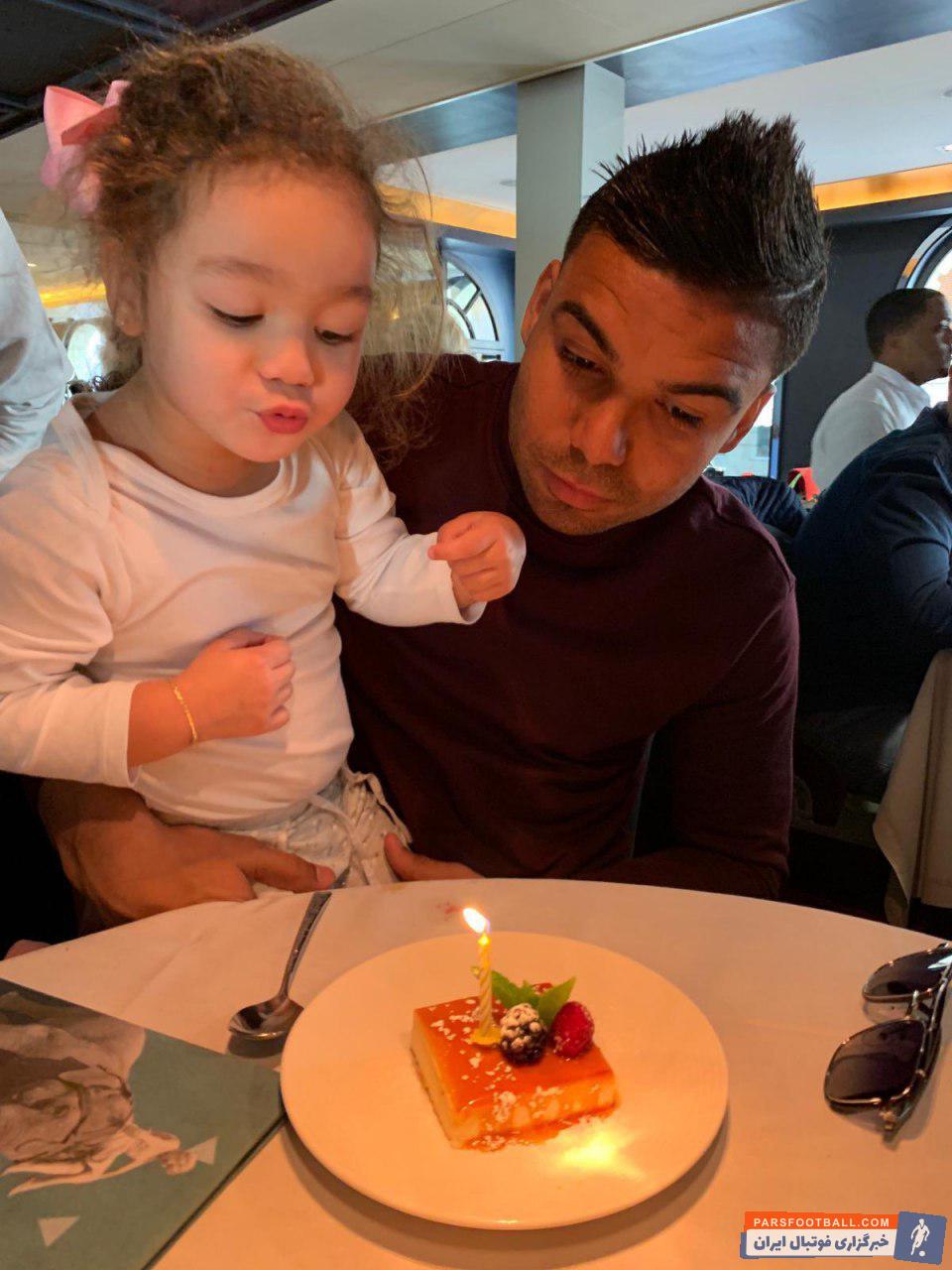 کاسمیرو مدافع مستحکم و با تجربه رئال مادرید و تیم ملی برزیل است کاسمیرو برای جشن تولد فرزند خود حرکتی بسیار جالب و زیبا را به انجام رسانده است.