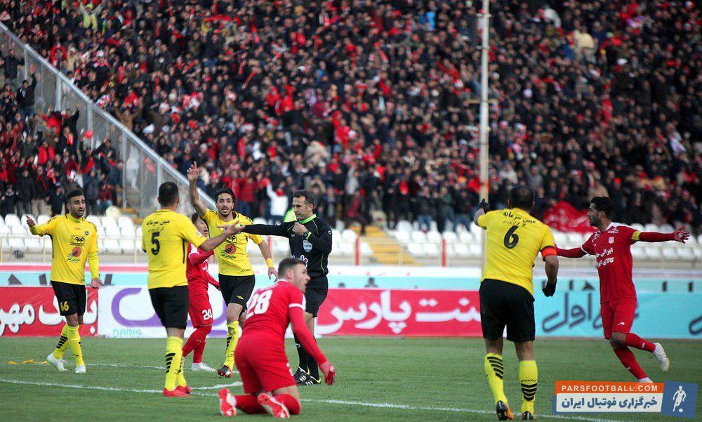 برخورد مهدی کیانی با استوکس در محوطه جریمه سپاهان گیر کردن نوک پای کاپیتان سابق تراکتور و کنونی سپاهان به کفش استوکس باعث سرنگونی این مهاجم ایرلندی شد.