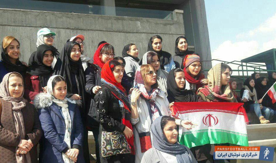 مهناز افشار را می توان از جمله هنرمندانی دانست که همیشه پیگیر وضعیت ورزش بانوان بوده است مهناز افشار امروز به تماشای بازی تیم ملی ایران نشست.