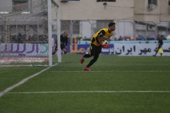 علیرضا بیرانوند گلر ملی پوش پرسپولیس در دیدار مقابل نساجی مغلوب ضربه سر مهدی نظری شد بیرانوند با پیراهن زرد امروز جلوه متفاوتی در میدان داشت .